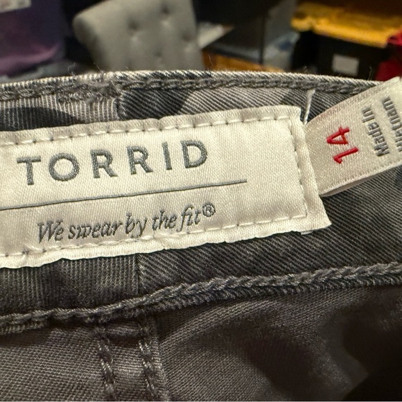 Torrid Women's Jeggings Skinny Jeans Camouflage Grayscale Size 14 - Picture 3 of 3